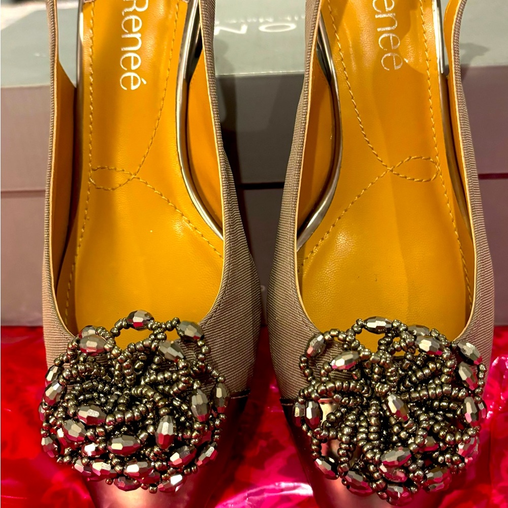 These are some adorable shoes. Great with dress or business attire.